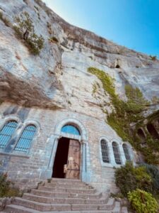 découvrez la grotte sainte-marie madeleine en 2025 : histoire, spiritualité et visites guidées au cœur de la provence. préparez votre pèlerinage ou votre excursion dans ce lieu emblématique chargé de mystères et de traditions.