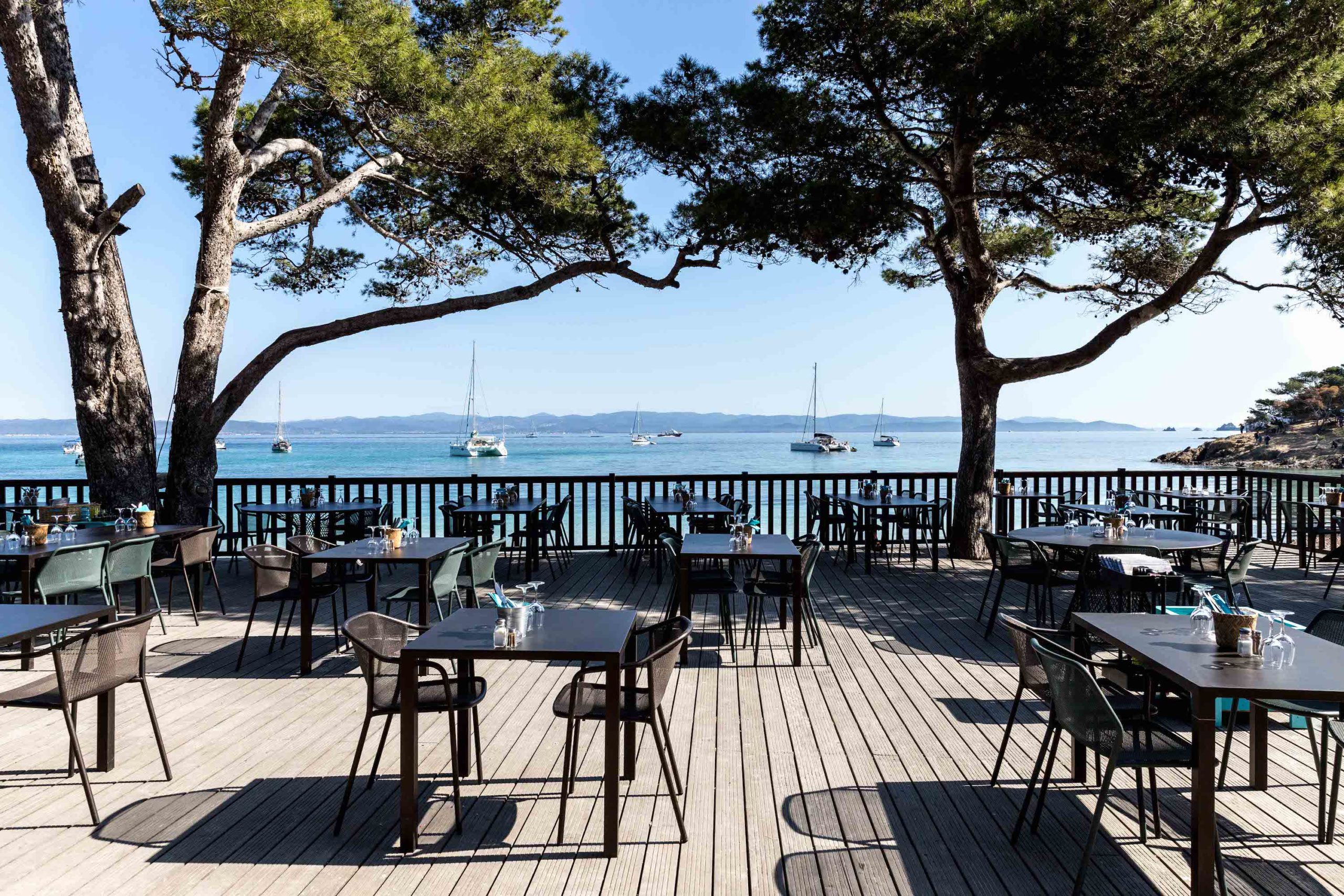 découvrez la plage d'argent à porquerolles, un joyau naturel préservé situé près de hyères, idéal pour des moments de détente inoubliables au cœur d'un paysage méditerranéen exceptionnel.