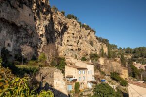découvrez le patrimoine troglodyte unique de cotignac, ses habitations creusées dans la roche et son histoire fascinante au cœur de la provence.